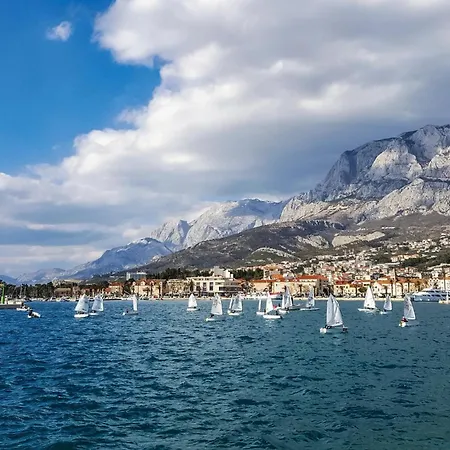2 Bedroom Beautiful In Daire Makarska
