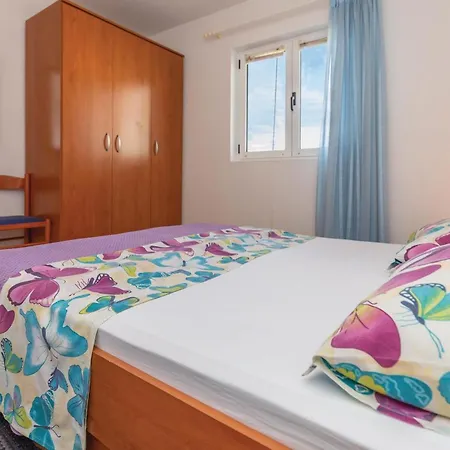 2 Bedroom Beautiful In Makarska