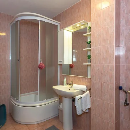 2 Bedroom Beautiful In *
