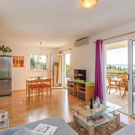 2 Bedroom Beautiful In Apartamento Makarska